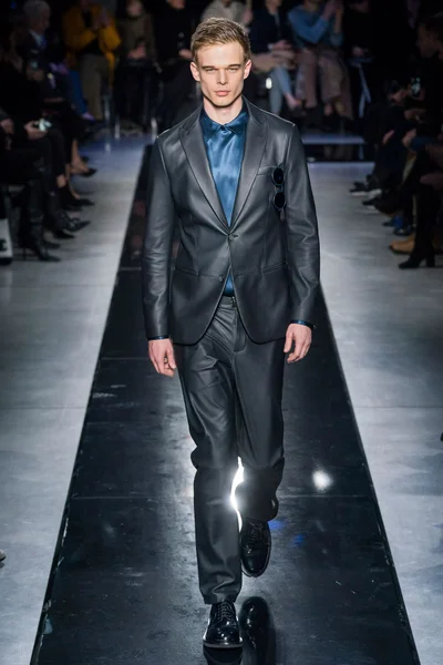 Look 10